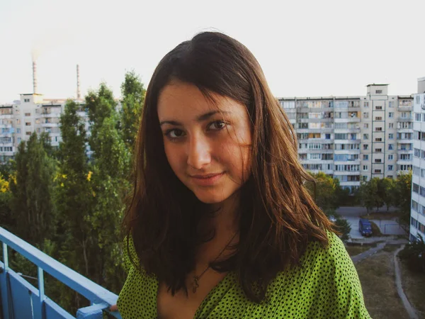 Küçük bir kasabadan sıradan bir kız, ergenler ve öğrenci yaşam tarzı. Sorunlar ve mutluluk