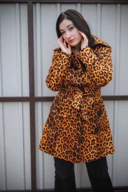 Küçük bir kasabadan sıradan bir kız, ergenler ve öğrenci yaşam tarzı. Sorunlar ve mutluluk