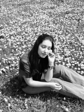 Küçük bir kasabadan sıradan bir kız, ergenler ve öğrenci yaşam tarzı. Sorunlar ve mutluluk