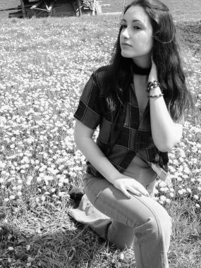 Küçük bir kasabadan sıradan bir kız, ergenler ve öğrenci yaşam tarzı. Sorunlar ve mutluluk