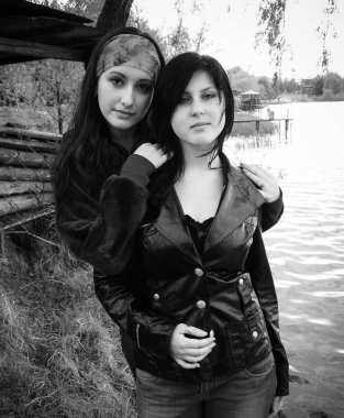 Bir çift genç kız, LGBTQ birliği.