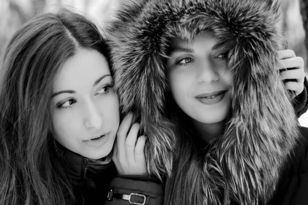 Δύο Νεαρά Κορίτσια Στο Χειμερινό Πάρκο Λοατκι Κοινότητα — Φωτογραφία Αρχείου