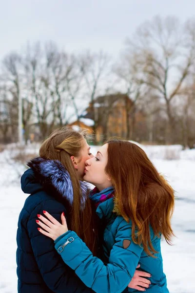 Couple Jeunes Filles Parc Hiver Communauté Lgbtq — Photo