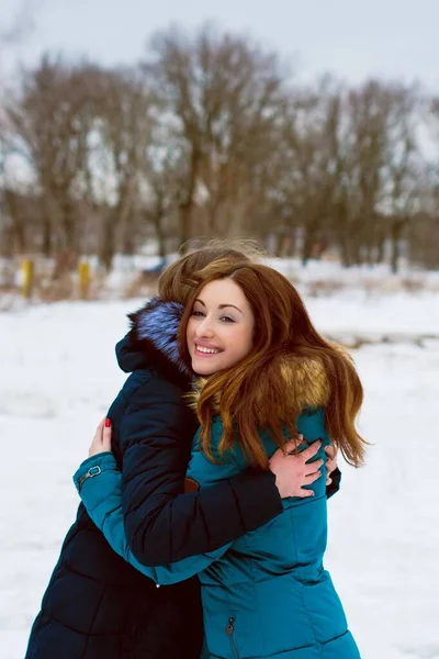 Coppia Giovani Ragazze Parco Invernale Comunità Lgbtq — Foto Stock