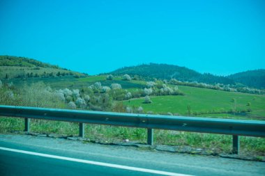 Dağların ve ormanların güzel manzarası. Şehrin dışında dinlenmek, ekolojik yerlere gitmek, sağlıkla ilgilenmek. Doğanın manzaraları ve şehir dışındaki en iyi manzaralar.