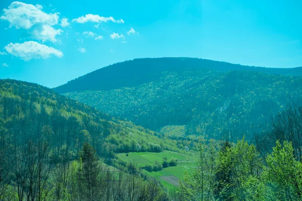 Schöne Landschaft Mit Bergen Und Wäldern Ruhe Außerhalb Der Stadt — Stockfoto