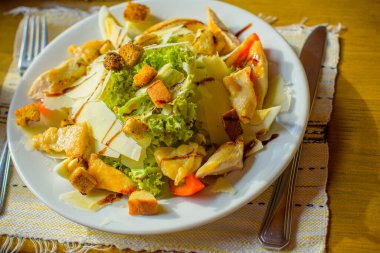 Lezzetli ve ev yapımı yemekler. Ruhla pişirilen yemek. Sezar salatası