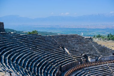 Pamukkale 'deki doğal travertin havuzları ve terasları. Türkiye 'nin güneybatısındaki pamuk kale