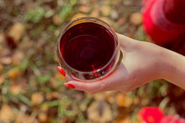 Bardaktaki şarabın muhteşem rengi.