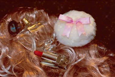 Parfüm, ruj, peruk, Burlesque zaman kavramı.