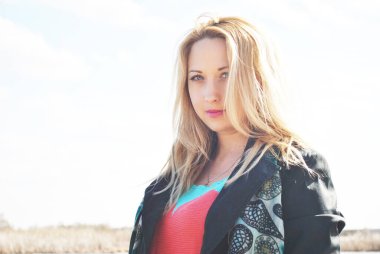 Güzel, iri yarı, montlu bir Amerikan kadını. Hanımlar için güzel bir sonbahar tarzı. Eski moda modern kıyafetler.