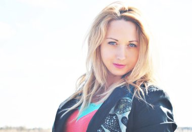 Güzel, iri yarı, montlu bir Amerikan kadını. Hanımlar için güzel bir sonbahar tarzı. Eski moda modern kıyafetler.