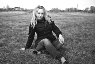 Güzel, iri yarı, montlu bir Amerikan kadını. Hanımlar için güzel bir sonbahar tarzı. Eski moda modern kıyafetler.