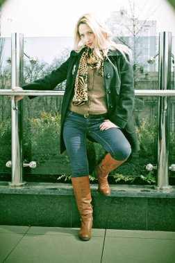 Güzel, iri yarı, montlu bir Amerikan kadını. Hanımlar için güzel bir sonbahar tarzı. Eski moda modern kıyafetler.