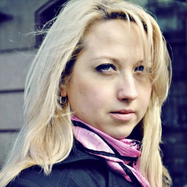 Güzel, iri yarı, montlu bir Amerikan kadını. Hanımlar için güzel bir sonbahar tarzı. Eski moda modern kıyafetler.