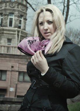 Güzel, iri yarı, montlu bir Amerikan kadını. Hanımlar için güzel bir sonbahar tarzı. Eski moda modern kıyafetler.