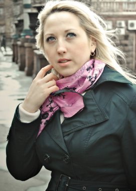 Güzel, iri yarı, montlu bir Amerikan kadını. Hanımlar için güzel bir sonbahar tarzı. Eski moda modern kıyafetler.