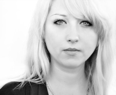 Güzel, iri yarı, montlu bir Amerikan kadını. Hanımlar için güzel bir sonbahar tarzı. Eski moda modern kıyafetler.