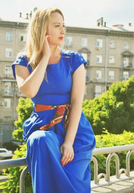 Modaya uygun ve modern bir kadın. Sokakta sıradan bir karışım tarzı var. Süslü poz veren güzel bayan