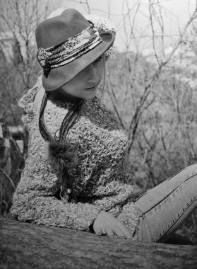 Modaya uygun ve modern bir kadın. Sokakta sıradan bir karışım tarzı var. Süslü poz veren güzel bayan