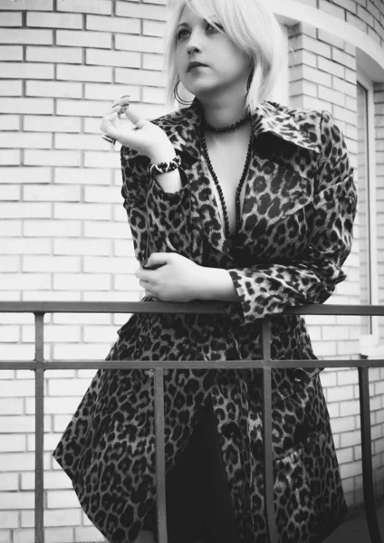Femme Moderne Mode Taille Dans Style Mélange Décontracté Dans Rue — Photo