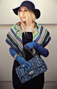 Modaya uygun ve modern bir kadın. Sokakta sıradan bir karışım tarzı var. Süslü poz veren güzel bayan