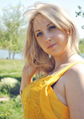 Modaya uygun ve modern bir kadın. Sokakta sıradan bir karışım tarzı var. Süslü poz veren güzel bayan