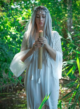 Eski Avrupa büyüsü, Gizemli Pagan sahnesi, göldeki kadın, ayinler. Sihirli kehanet suyun üzerindeki mum mumu, ayin. Psişik görüş, falcı.