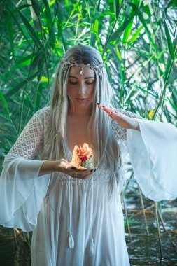 Eski Avrupa büyüsü, Gizemli Pagan sahnesi, göldeki kadın, ayinler. Sihirli kehanet suyun üzerindeki mum mumu, ayin. Psişik görüş, falcı.