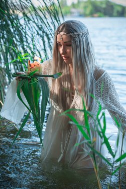 Eski Avrupa büyüsü, Gizemli Pagan sahnesi, göldeki kadın, ayinler. Sihirli kehanet suyun üzerindeki mum mumu, ayin. Psişik görüş, falcı.