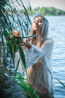 Eski Avrupa büyüsü, Gizemli Pagan sahnesi, göldeki kadın, ayinler. Sihirli kehanet suyun üzerindeki mum mumu, ayin. Psişik görüş, falcı.