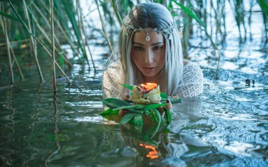 Eski Avrupa büyüsü, Gizemli Pagan sahnesi, göldeki kadın, ayinler. Sihirli kehanet suyun üzerindeki mum mumu, ayin. Psişik görüş, falcı.