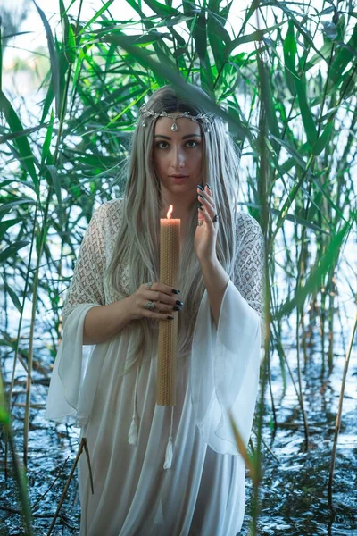 Vecchia Magia Europea Scena Mistica Pagana Donna Nel Lago Rituali — Foto Stock