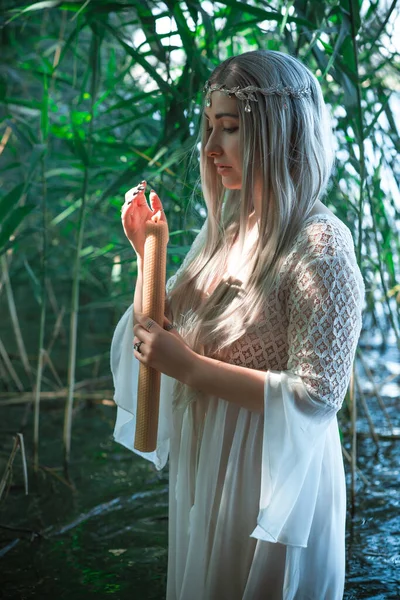 Παλιά Ευρωπαϊκή Μαγεία Μυστικιστική Παγανιστική Σκηνή Γυναίκα Στη Λίμνη Τελετουργίες — Φωτογραφία Αρχείου