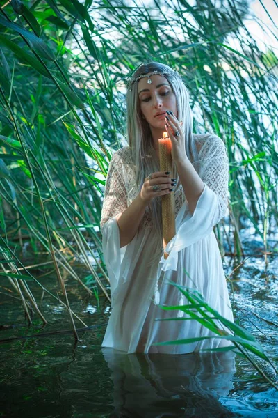 Vieille Magie Européenne Scène Païenne Mystique Femme Dans Lac Rituels — Photo