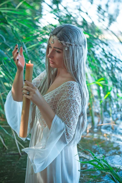 Eski Avrupa Büyüsü Gizemli Pagan Sahnesi Göldeki Kadın Ayinler Sihirli — Stok fotoğraf