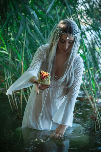 Eski Avrupa büyüsü, Gizemli Pagan sahnesi, göldeki kadın, ayinler. Sihirli kehanet suyun üzerindeki mum mumu, ayin. Psişik görüş, falcı.