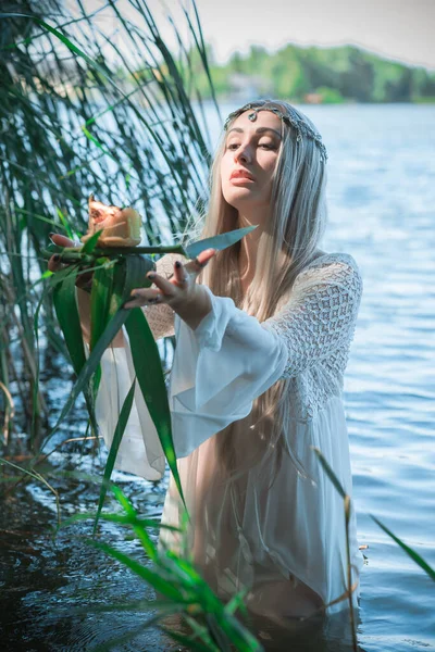 Sihir Eropa Kuno Mistis Pagan Adegan Wanita Danau Ritual Ramalan — Stok Foto