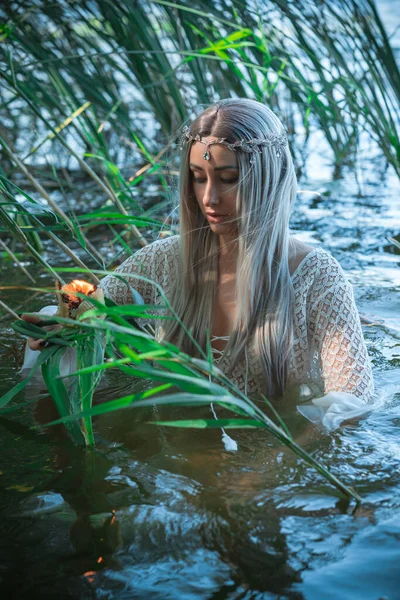 古老的欧洲魔法神秘异教徒场景湖中的女人仪式魔法占卜用蜡的蜡烛在水面上 神智不清 算命先生 — 图库照片