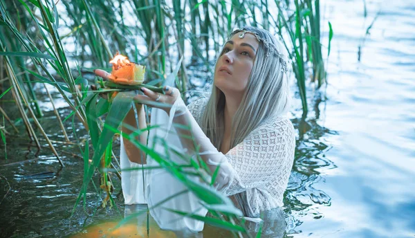 Vecchia Magia Europea Scena Mistica Pagana Donna Nel Lago Rituali — Foto Stock