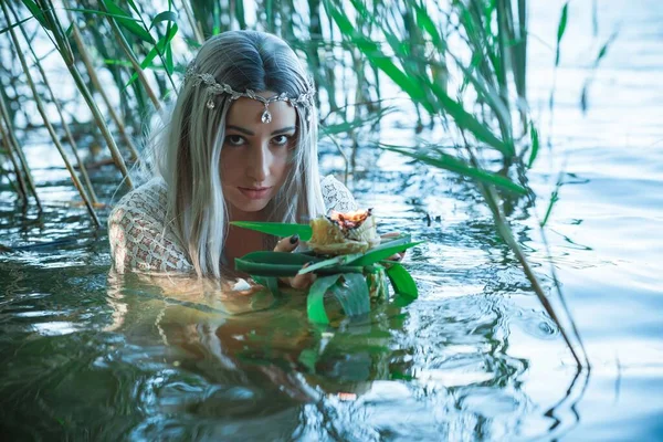 Stara Europejska Magia Tajemnicza Scena Pogańska Kobieta Jeziorze Rytuały Magiczna — Zdjęcie stockowe