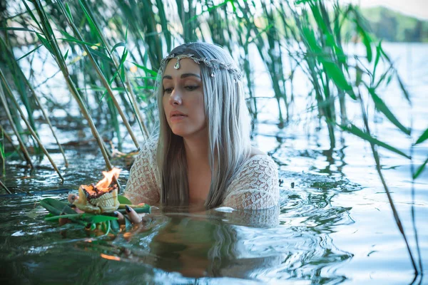 Vecchia Magia Europea Scena Mistica Pagana Donna Nel Lago Rituali — Foto Stock