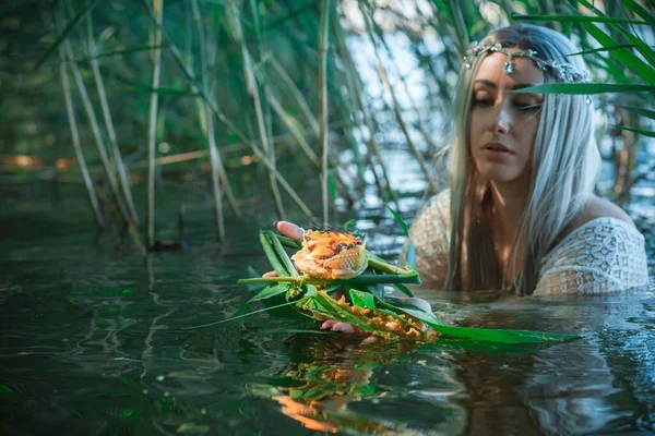 Vieille Magie Européenne Scène Païenne Mystique Femme Dans Lac Rituels — Photo