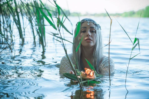 古いヨーロッパの魔法 神秘的なパガンのシーン 湖の女性 水の上にワックスのキャンドルで魔法の占い サイキックビジョン占い師 — ストック写真