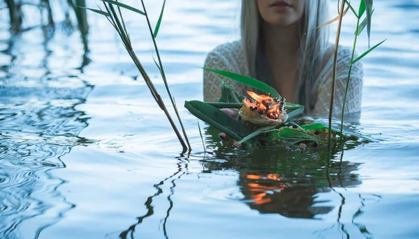 古いヨーロッパの魔法 神秘的なパガンのシーン 湖の女性 水の上にワックスのキャンドルで魔法の占い サイキックビジョン占い師 — ストック写真