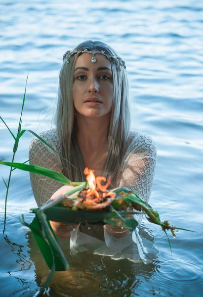 Vecchia Magia Europea Scena Mistica Pagana Donna Nel Lago Rituali — Foto Stock