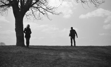 Çiftin ilişkisi, genç erkek ve büyük kız, modern insan yaşam tarzı, psikoloji