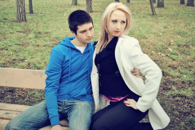 Çiftin ilişkisi, genç erkek ve büyük kız, modern insan yaşam tarzı, psikoloji