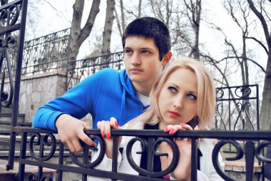 Çiftin ilişkisi, genç erkek ve büyük kız, modern insan yaşam tarzı, psikoloji