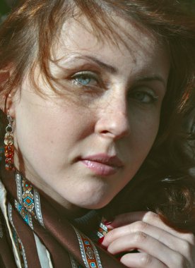 Şehirde şık bir genç kadın. Sonbahar modası, şehirde ceketli bir kız, genç bir bayanın portresi.